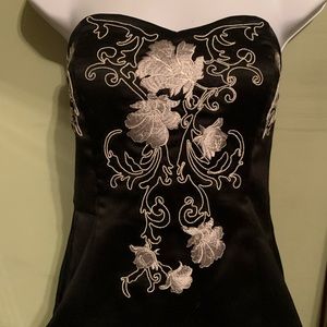 Beautifully embroidered corset-like top from WHBM. Size 6